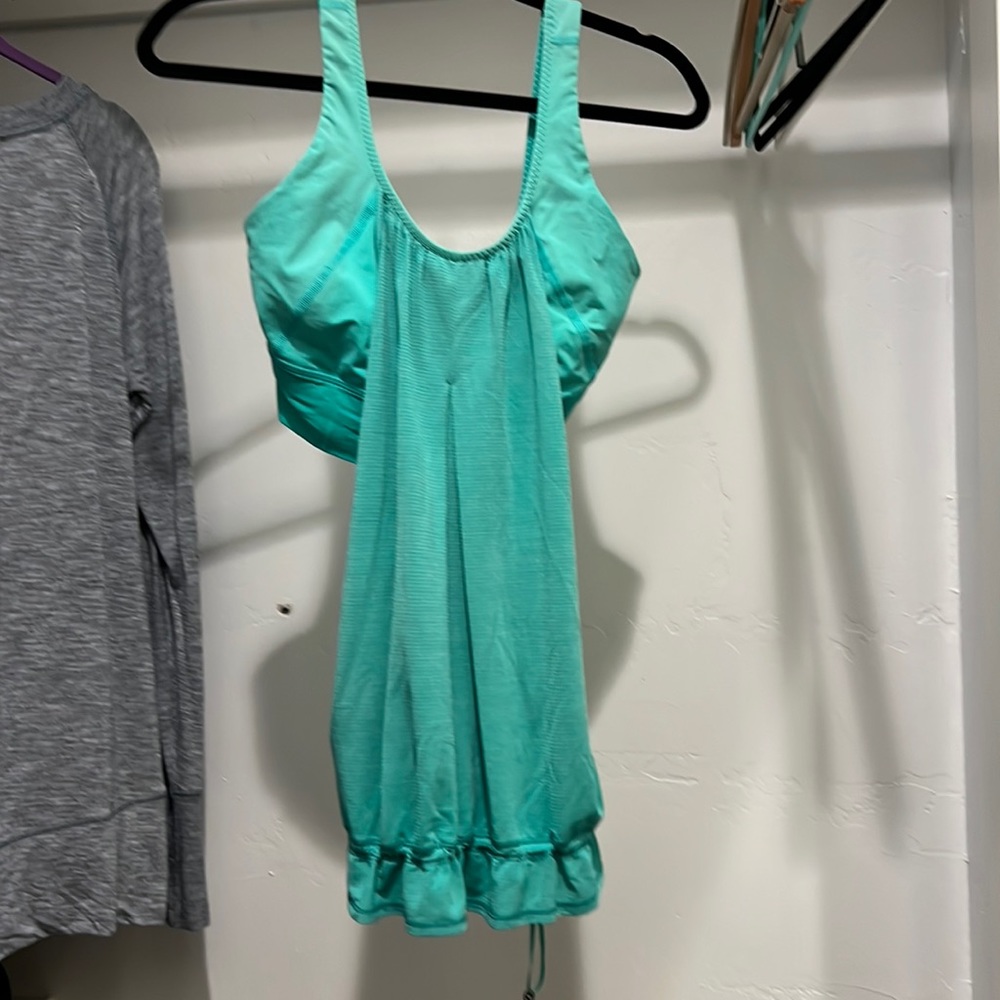 Lululemon green tank with built in bra